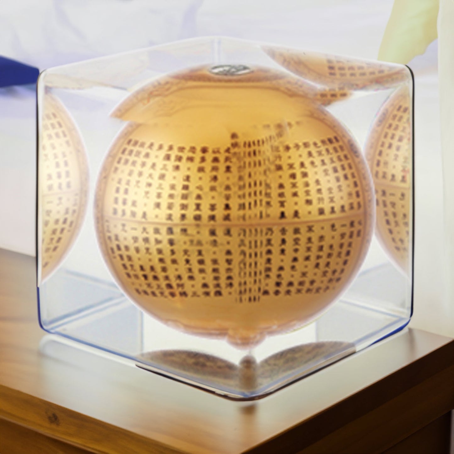 HEART SUTRA GOLD CUBE | Hidden magnets provide movement - MOVA EU