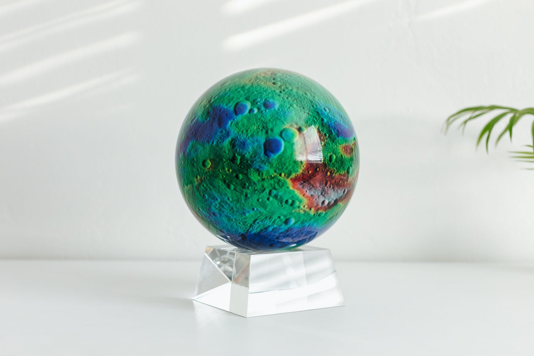 VESTA ASTEROID GLOBE | Turns using ambient light - MOVA EU