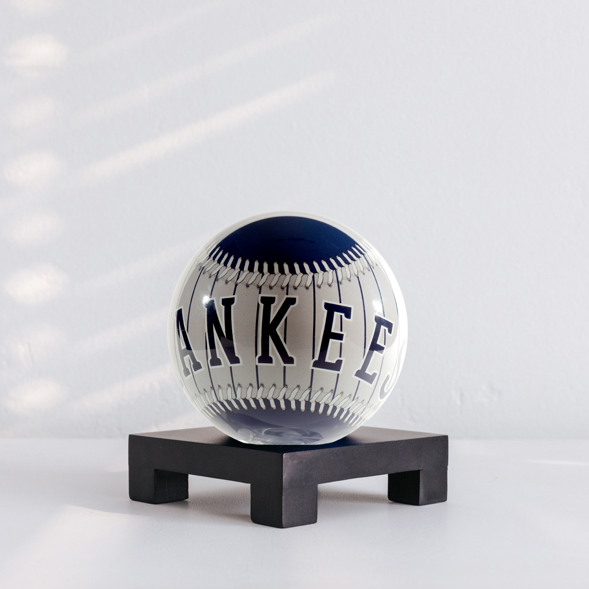 MLB® YANKEES™ GLOBE (Region Limit) | An acrylic base is included - MOVA EU