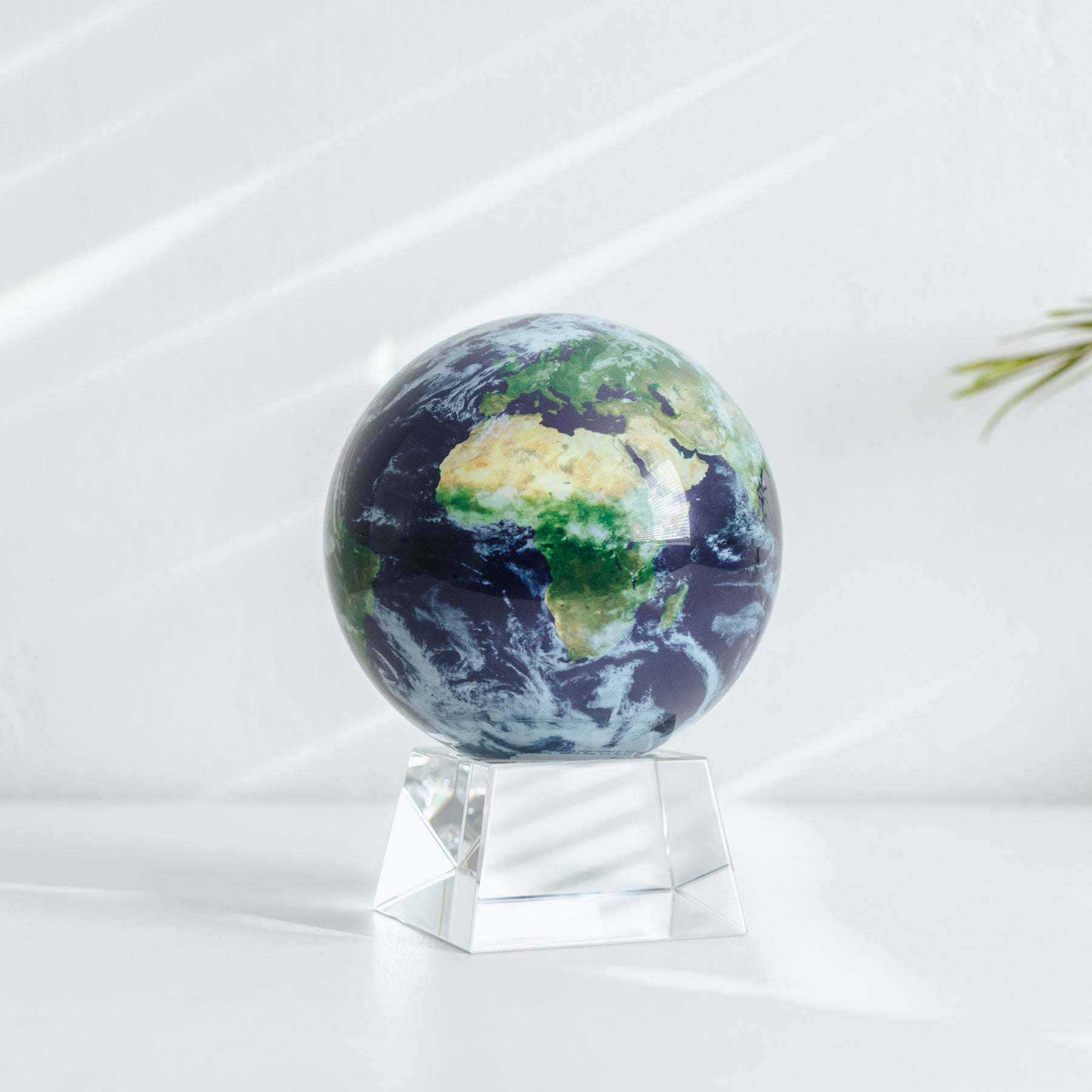 EARTH WITH CLOUDS GLOBE | Turns using ambient light - MOVA EU
