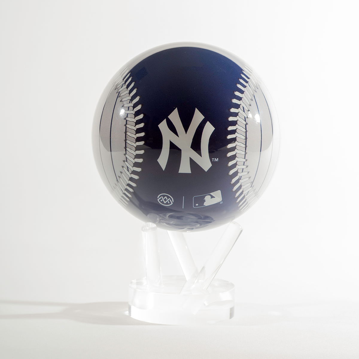 MLB® YANKEES™ GLOBE (Region Limit) | Turns using ambient light - MOVA EU