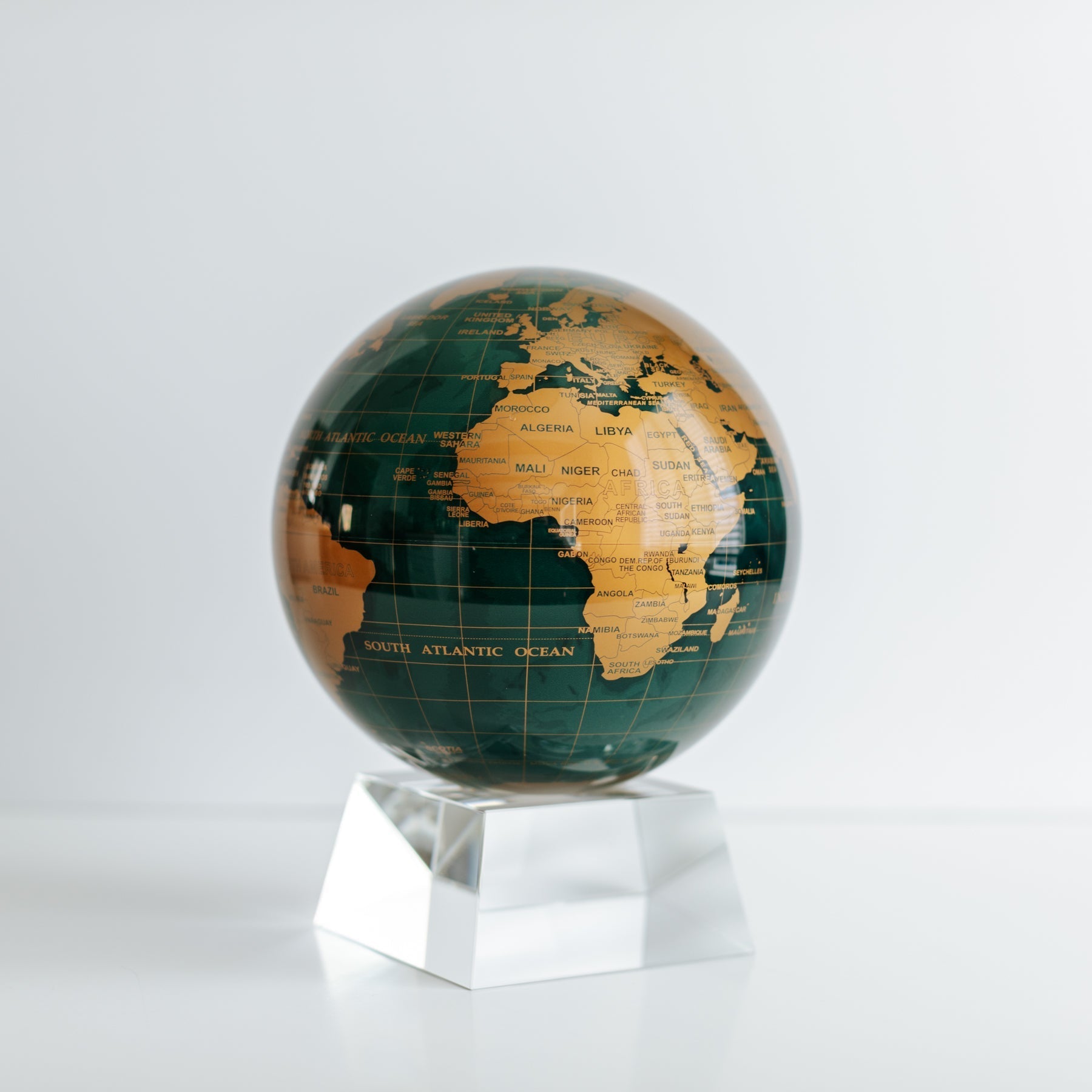 No cords or batteries | GREEN AND GOLD GLOBE - MOVA EU