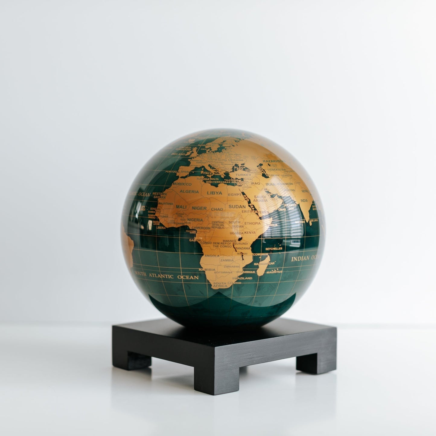 GREEN AND GOLD GLOBE | No cords or batteries - MOVA EU
