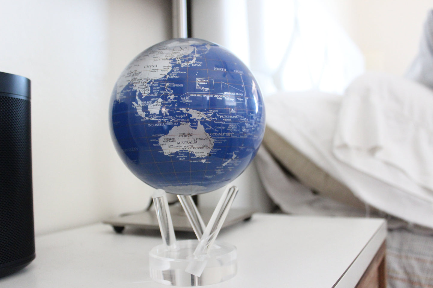 BLUE AND SILVER GLOBE - MOVA EU