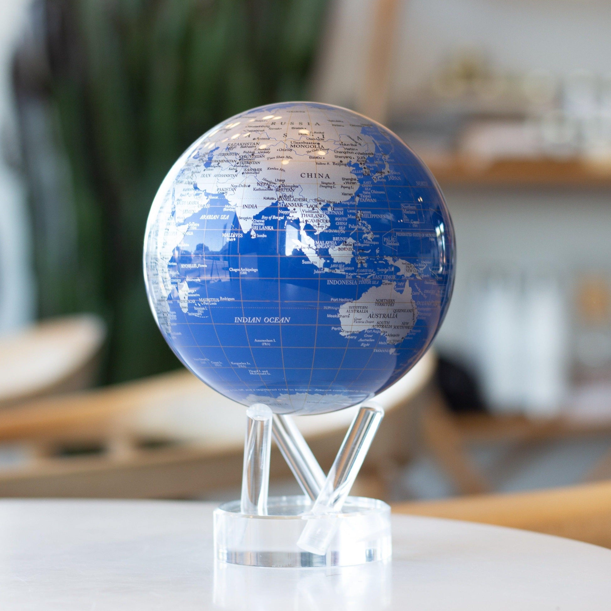 BLUE AND SILVER GLOBE | Turns using ambient light - MOVA EU