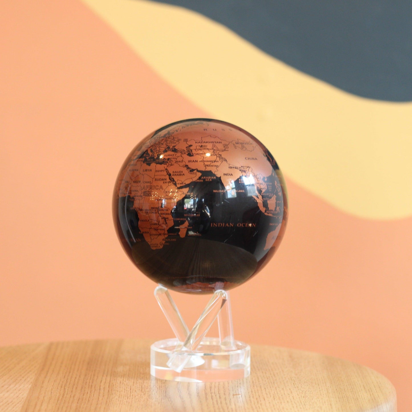 BLACK AND COPPER GLOBE | Turns using ambient light - MOVA EU