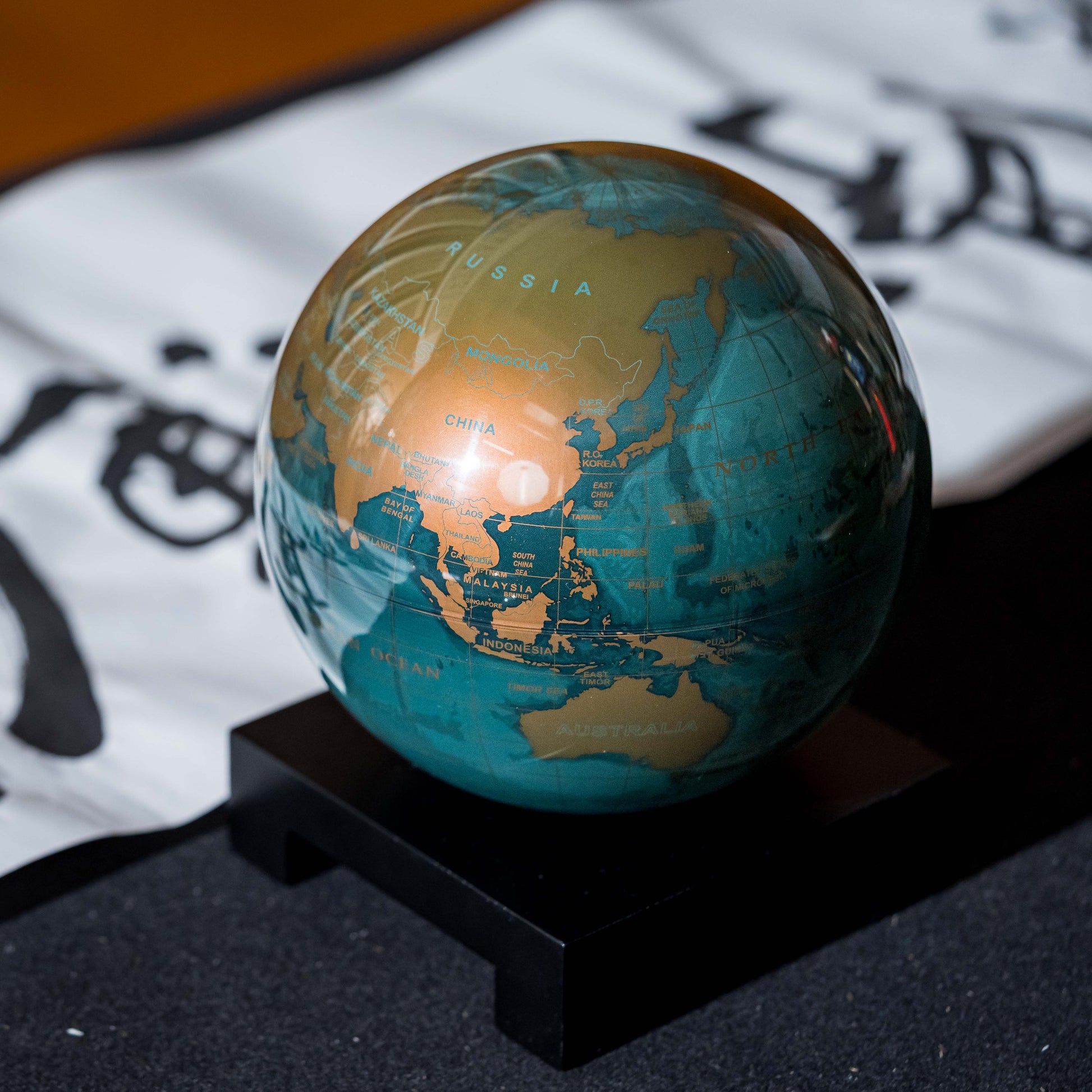 our Blue and Gold MOVA Globe features shimmering gold landmasses amid a sea of the deepest blue - MOVA EU