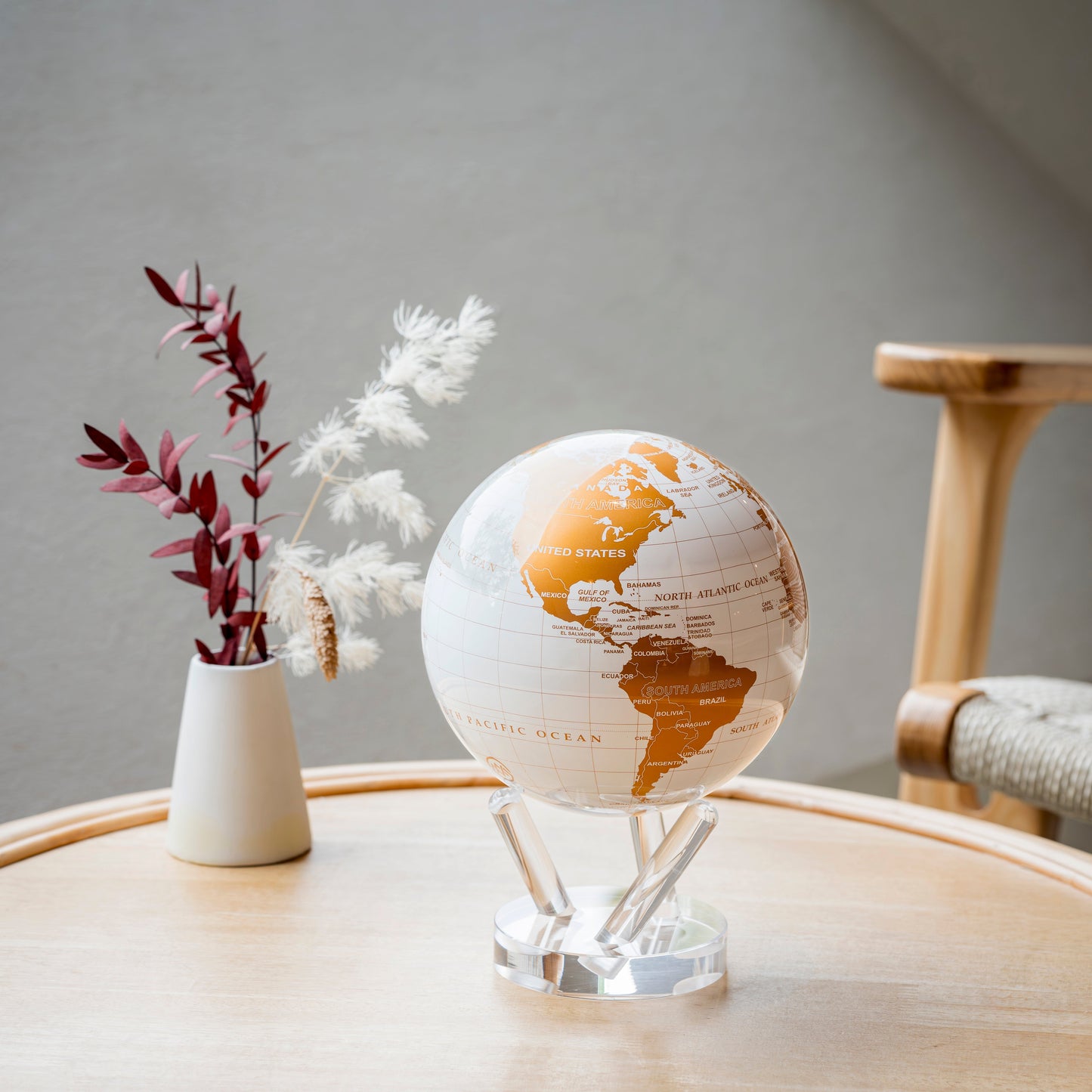 WHITE AND GOLD GLOBE Turns using ambient light - MOVA EU