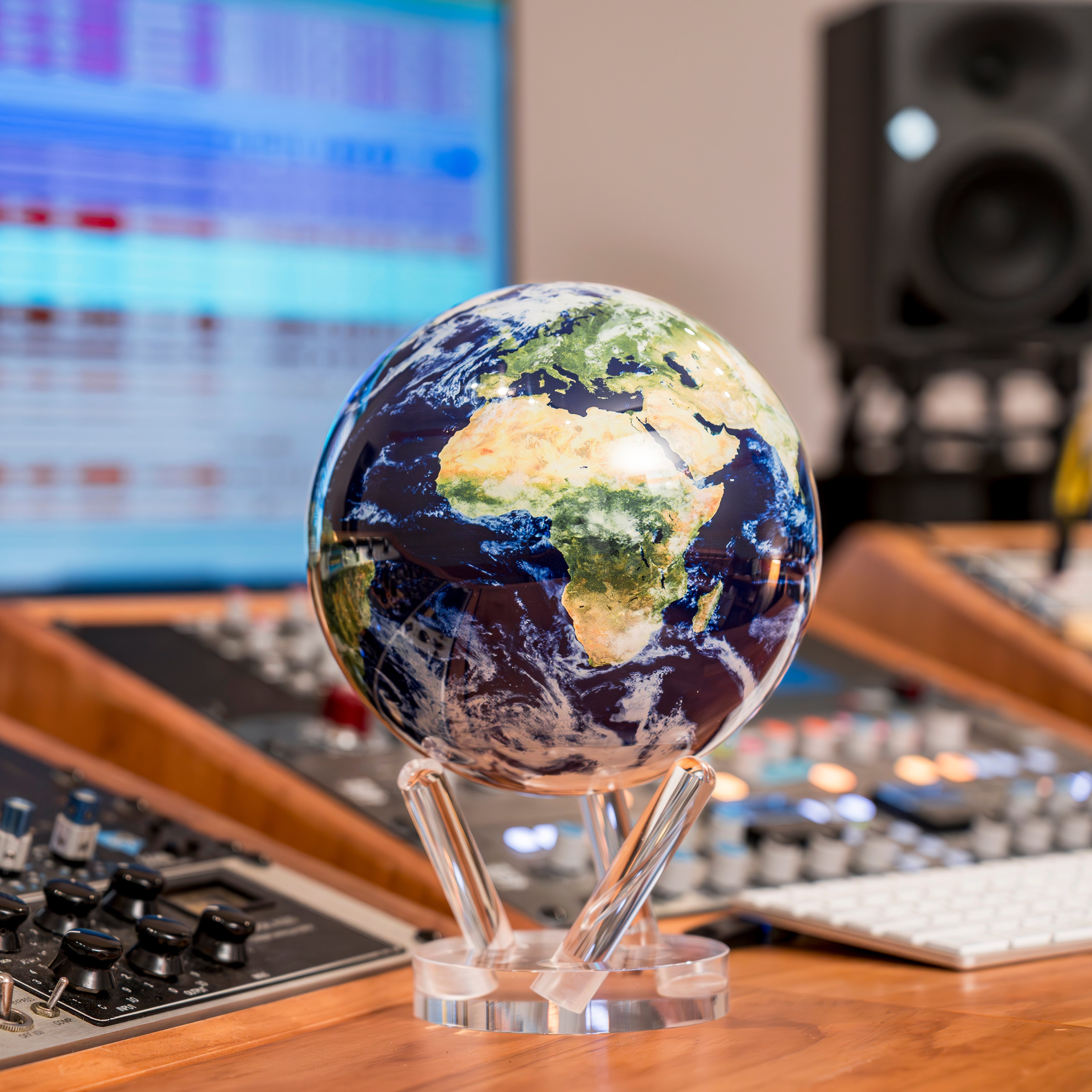 新品・正規品 EARTH WITH CLOUDS MOVA Globe 6インチ Buy Earth with clouds globe MOVA Globe – Rotating Earth with