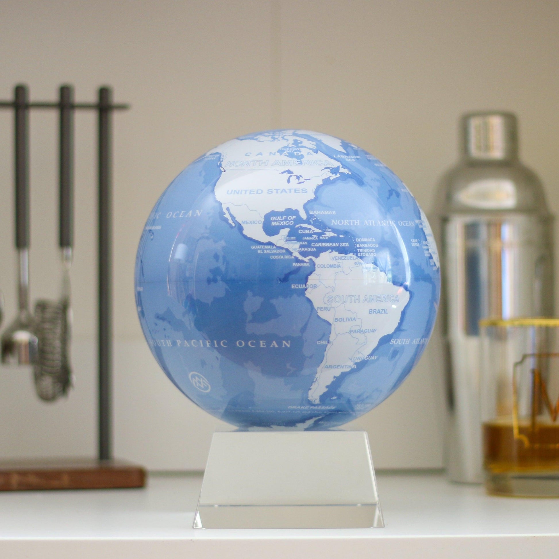 SKY BLUE AND WHITE GLOBE | Turns using ambient light - MOVA EU