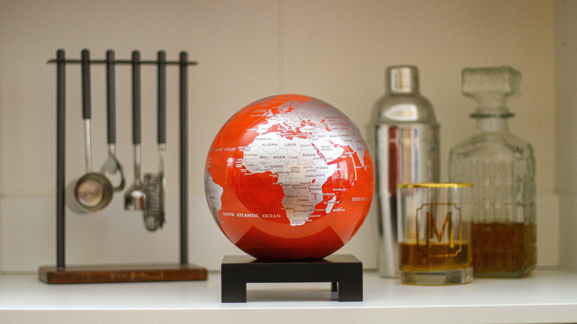 RED AND SILVER GLOBE | Turns using ambient light - MOVA EU